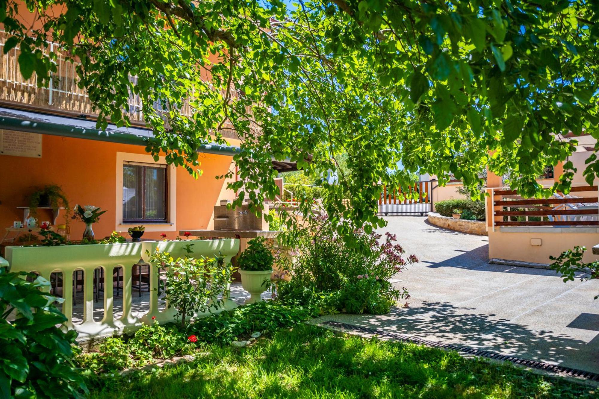 E-M Apartments With Private Pool Vinkuran Exterior foto