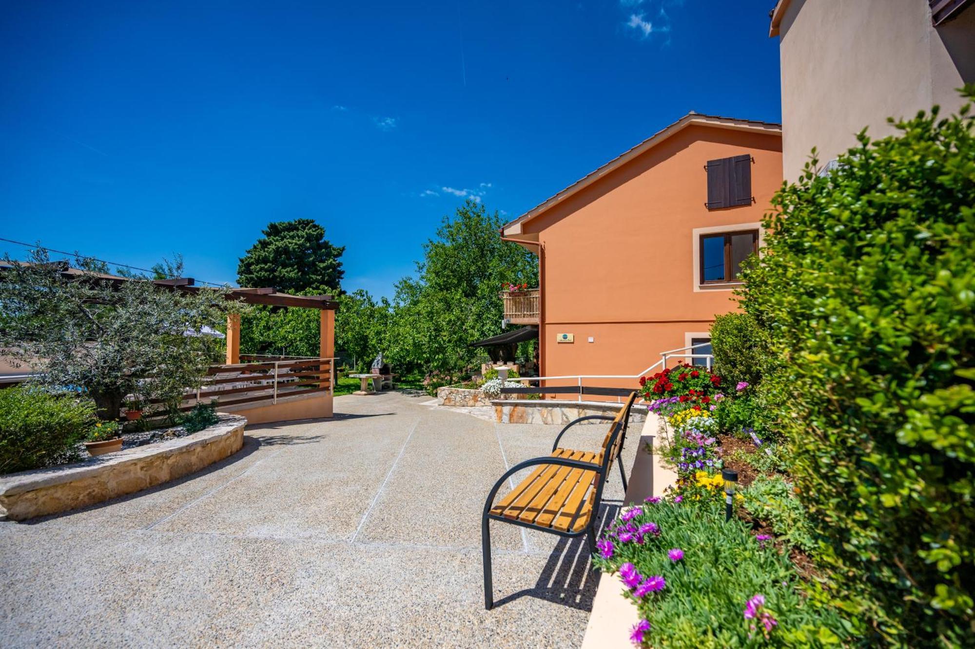 E-M Apartments With Private Pool Vinkuran Exterior foto